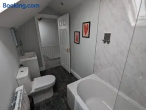 31 High Street - Modern & Stylish 2-bed Apartment - inc parking - Image 3