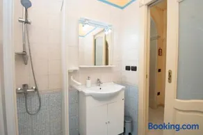 Holiday House - Image 3