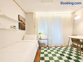 32Hongdae Station Area, Yeonnam, Hongdae Street, 15 Minutes from Itaewon, Single Accommodation, Fully Furnished - Image 2