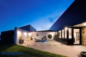 Sky High- iconic ridge-top retreat - Image 1