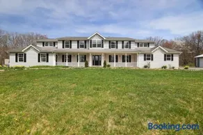Luxe Lrg Pocono House for 18 Hot Tub/Gameroom/Pool - Image 1