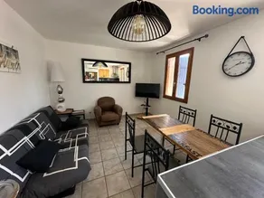 CHARMANT LOGEMENT AVEC PISCINE EN PROVENCE au premier étage d une villa - Image 3