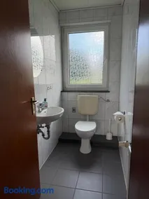 Zimmer im Erdgeschoß mit Bad und Küche - Image 4