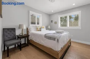 Lake view cottage with three ensuites and elevator - Image 3