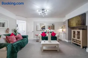 Niru Experience Chelsea Oasis with Courtyard - Image 1