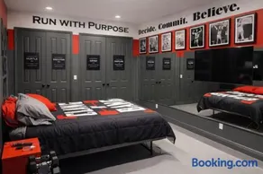 Luxurious Boating Estate with 12 BR Sleeps 15-50 - Image 3