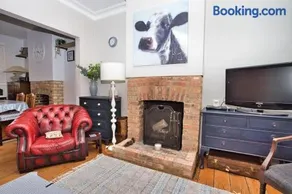 Restful and Cosy 4 Bed Home Minutes from the Beach - Image 1