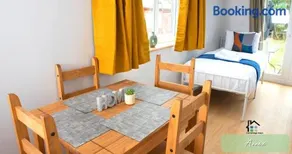 4-5 Bedroom House Garden Lots of Parking 15 min to city Close to motorway - Image 5