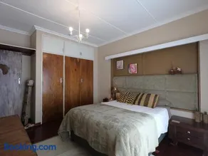 Leo's Den - Image 5