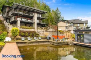 Lakefront Luxury Stunning Views Dock Hot Tub - Image 2