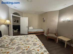 Relaxing Lakeview 2 bedroom entire suite - Image 5