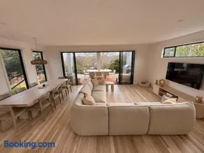 Beach Haven Rye Luxury Coastal Retreat Sleeps 10 - Image 1