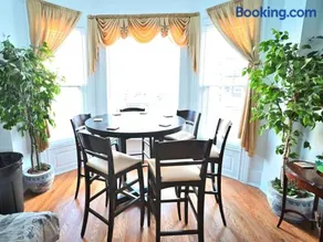 Stone Mansion Sleeps 10-20 Free TV & Parking - Image 3