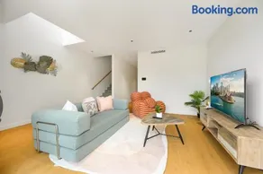 Brand New 3-Level Family Home for 10 &Box Hill - Image 4