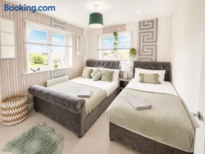 Maidstone Spacious Retreat - Hot Tub - Parking - Image 5