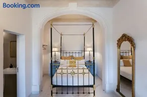 Valletta Townhouse Suite with a Maltese Balcony - Image 2