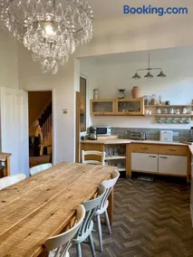 Lyndhurst - Victorian villa with heated pool - Image 2