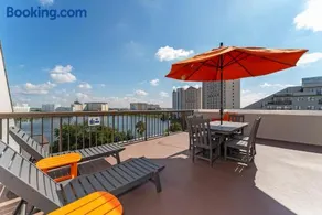 Stunning Terrace Apartment Near Universal - Image 1