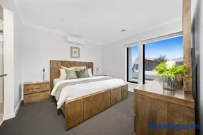 Comfy Premium 4BR Near Airport, Cafes & Amenities - Image 3
