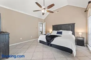 Amazing Bay Villa Near NASA with Pool & Pool Table - Image 2