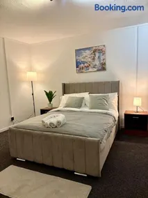 Bright and Spacious 2 Bed Flat Sleeps 5 - Image 5