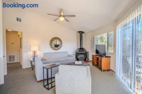 Digital nomad waterfront retreat with pool and jacuzzi No 10 Texas Thistle - Image 4
