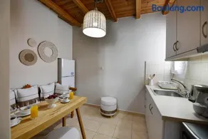 Cristina's House, Elegant Boho residence walk to Adamas Port - Image 4