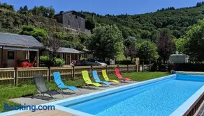 Camping Le Jardin - chalets, bungalows et emplacements nus pour des vacances nature le long de la rivière le Gijou - Image 1