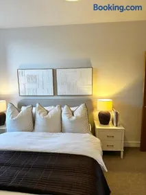 1BR Flat By Ankers Short Term Rental Agency Manchester Near Altrincham Market with Free Parking - Image 3