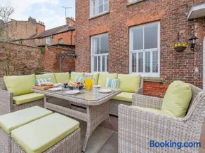 Bank House Apartment - Image 4
