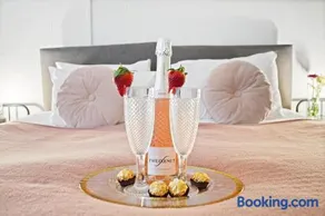 Spacious one bed Apartment, contractor friendly, Sleeps 6, FREE Secure Parking, Near Beach - Image 1