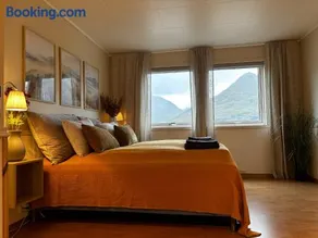 Spacious Waterfront Gem - Panoramic View - Terrace - Image 3