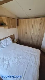 Spacious 6 Berth Caravan with Decking - Image 5