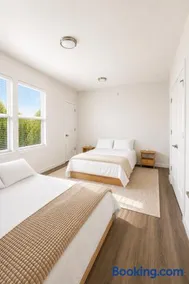 Room with Private Bath Free Parking Easy Access NYC - Image 1