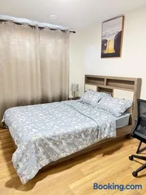 Elegant Modern Suite with Comfort & Privacy - Image 3
