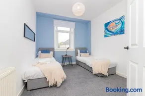 Central Motherwell 2 Bed Cozy Contractor Apartment for Large Groups by Dream Key Solution - Image 2