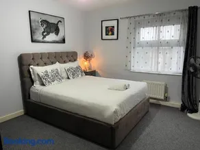 London Luxury Holiday Home B - Image 5