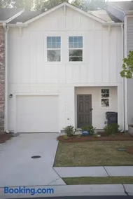 3BR Home 15 Min from Downtown Atlanta Driveway & street parking free - Image 3
