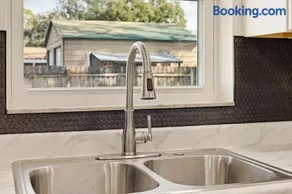 Modern 4BR Retreat | Near Lakeland & Legoland - Image 3