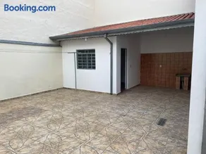 Seu refúgio com três quartos e garagem gigante - Image 4