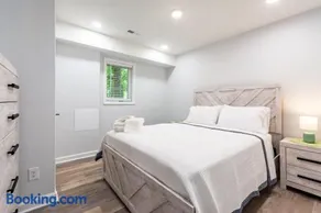 Modern Basement Suite, 2BR Sofa Bed, Parking - Image 3