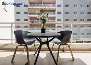 Balcony 1BR Retreat - Stylish Dining Escape - Image 5