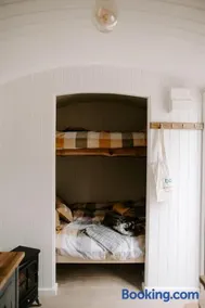 Angela's Rest Shepherds Hut with Scandi Hot Tub - Image 4