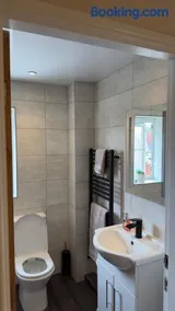 Luxury 3BR House 4 Bathrooms Free Parking Sleeps 5 - Image 5