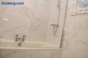 Large 3 bedroom apartment in gated development - Image 4