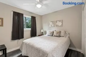 Cozy Cumberland ATL Home w Hot Tub - Image 4