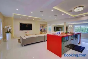 The Palms Villa with Cinema, Game Table, Pool, Jacuzzi , Giant Chess, 8 Beds - Image 2