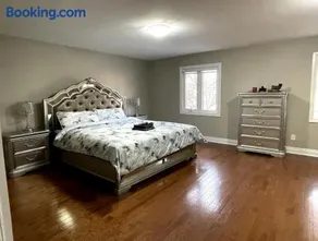 Family-Friendly Retreat for 14 in Richmond Hill - Image 2