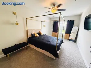 Midtown Gold Luxe - Near Benz Stadium - Image 3