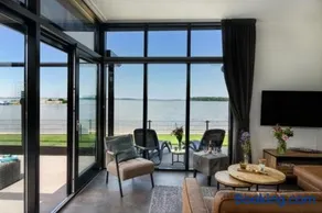 Maison de vacances adaptée aux familles avec barbecue, jacuzzi et terrasse | Vue lac | À côté de la plage | Avec animaux bienvenus - Image 4